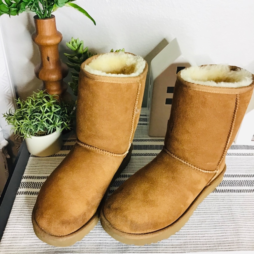 🎄SALE🎄UGG chestnut classic boots Sz 8 women’s